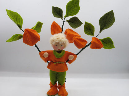 Lampionblume-Junge Art. HE49 mit blondem Lockenhaar in oranger Kleidung, Waldorf-Jahreszeitentisch Herbst.