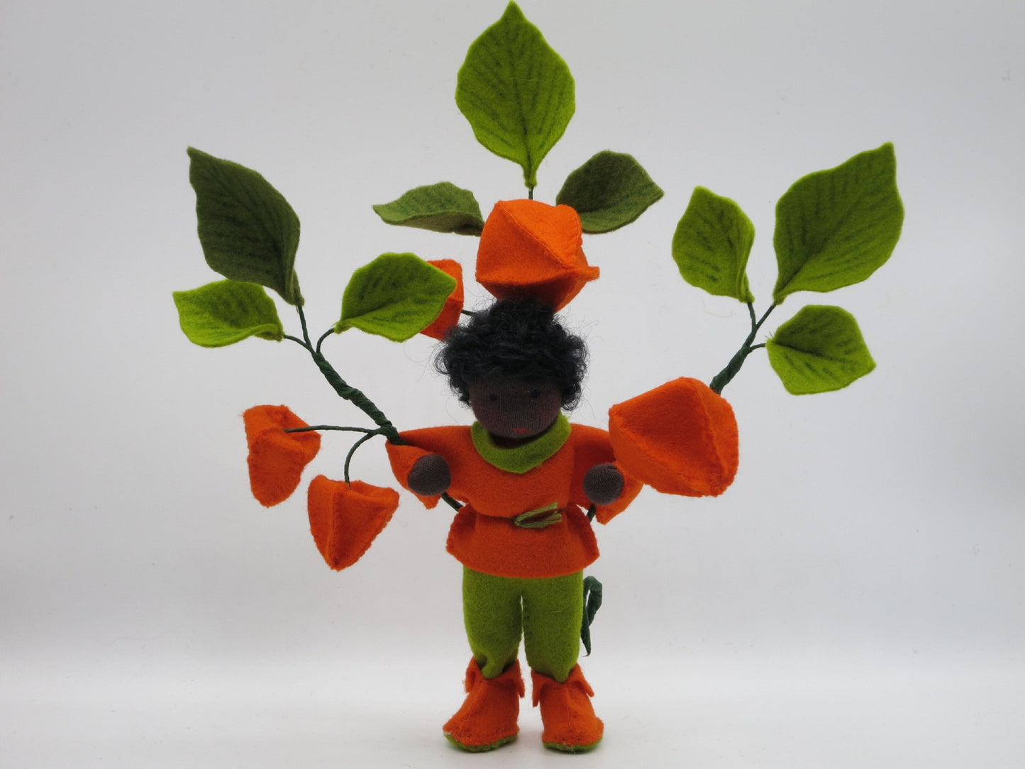 Seitenansicht des Lampionblume-Jungen Art. HE49 mit laternenförmigem Hut, Waldorf-Jahreszeitentisch Herbst.