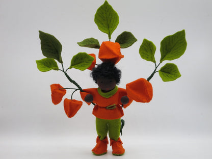 Seitenansicht des Lampionblume-Jungen Art. HE49 mit laternenförmigem Hut, Waldorf-Jahreszeitentisch Herbst.