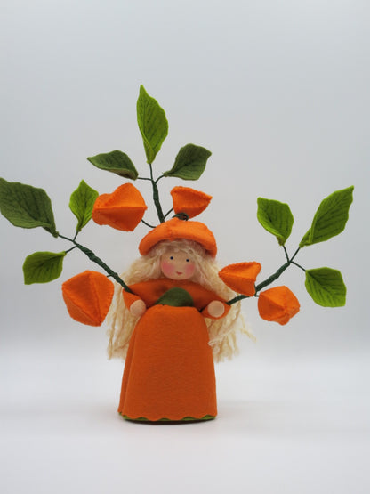 Lampionblume-Mädchen Art. HE49 mit orangem Laternenkleid zwischen Physalis-Zweig, Waldorf-Blumenkind Herbst.