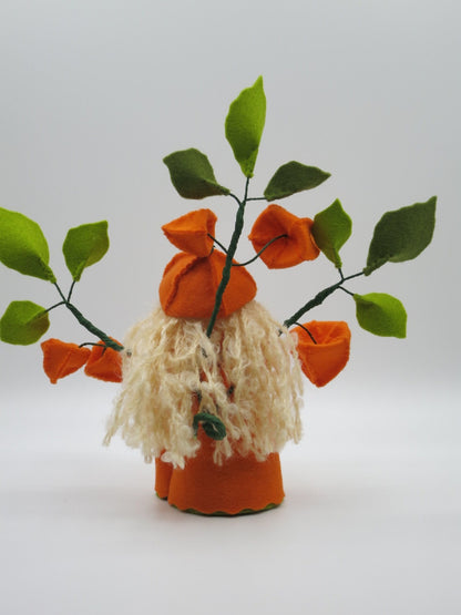 Rückansicht des Lampionblume-Mädchens Art. HE49 mit langem Haar und Laternenhut, Waldorf-Blumenkind.