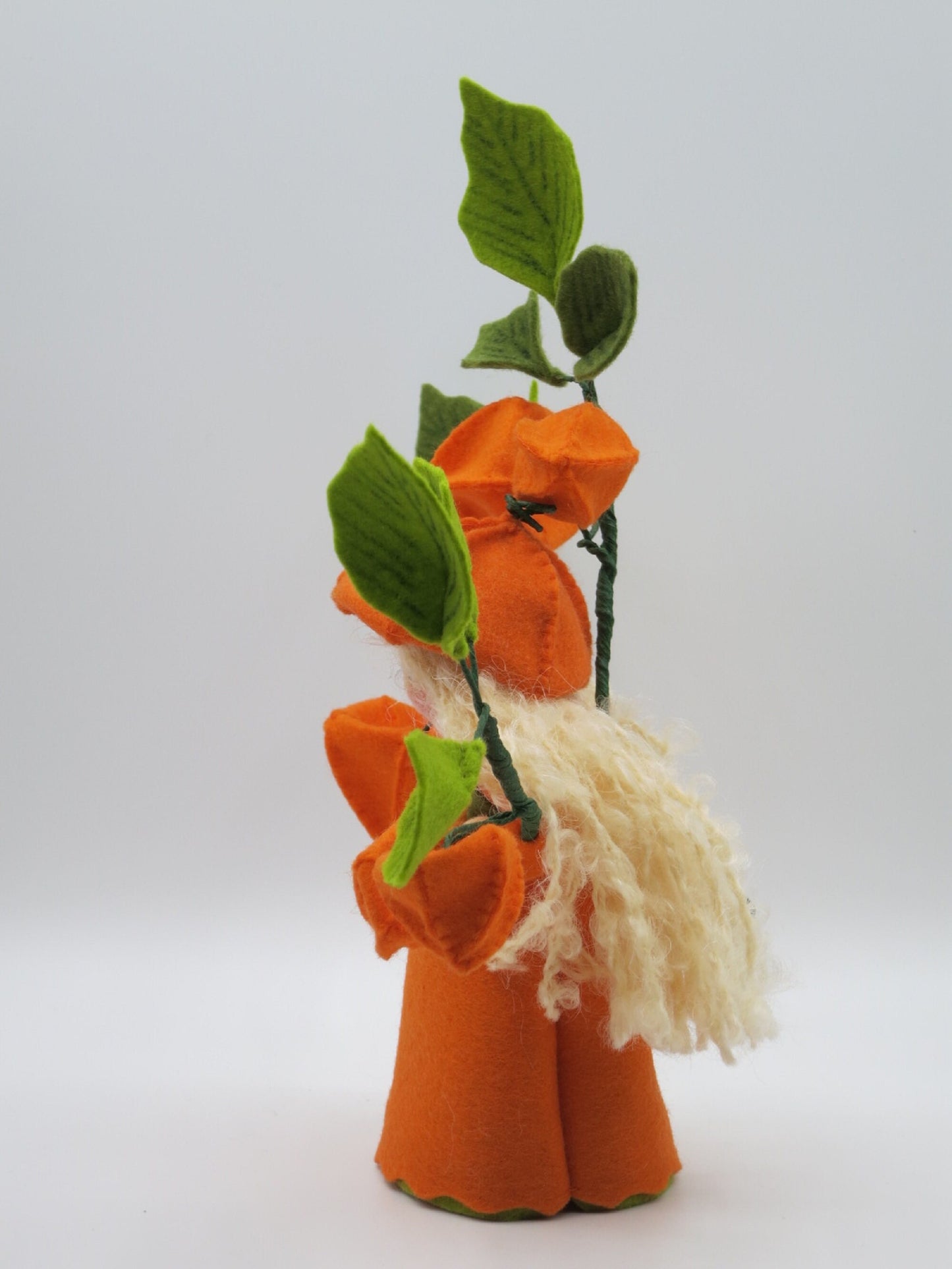 Rückansicht des Lampionblume-Mädchens Art. HE49 mit Physalis-Zweig, Waldorf-Jahreszeitentisch Herbst.