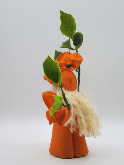 Rückansicht des Lampionblume-Mädchens Art. HE49 mit Physalis-Zweig, Waldorf-Jahreszeitentisch Herbst.