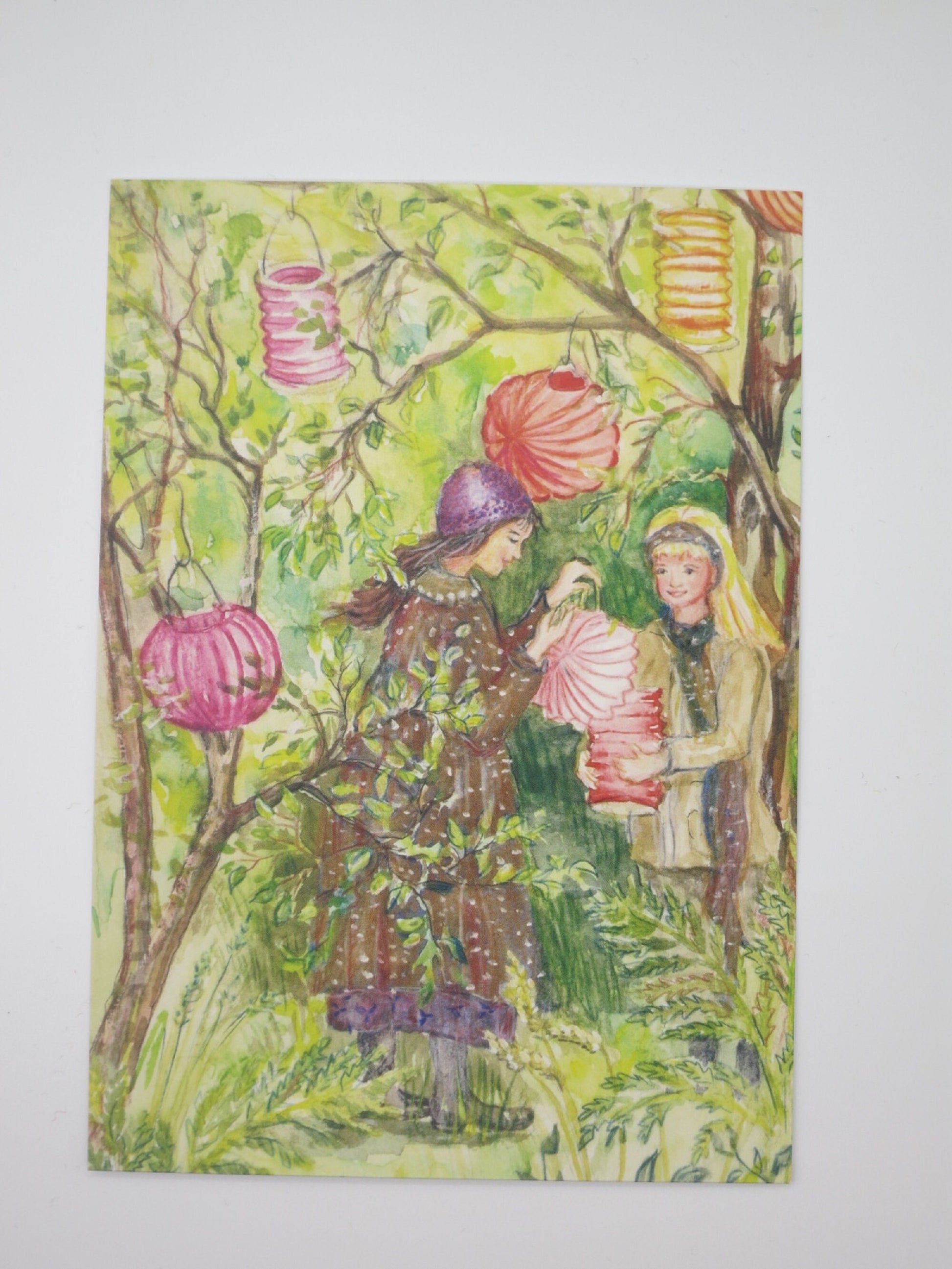 Waldorf Postkarte Laternenfest von Anne C. Wenzel mit Mädchen und bunten Papierlampions im Sommergarten