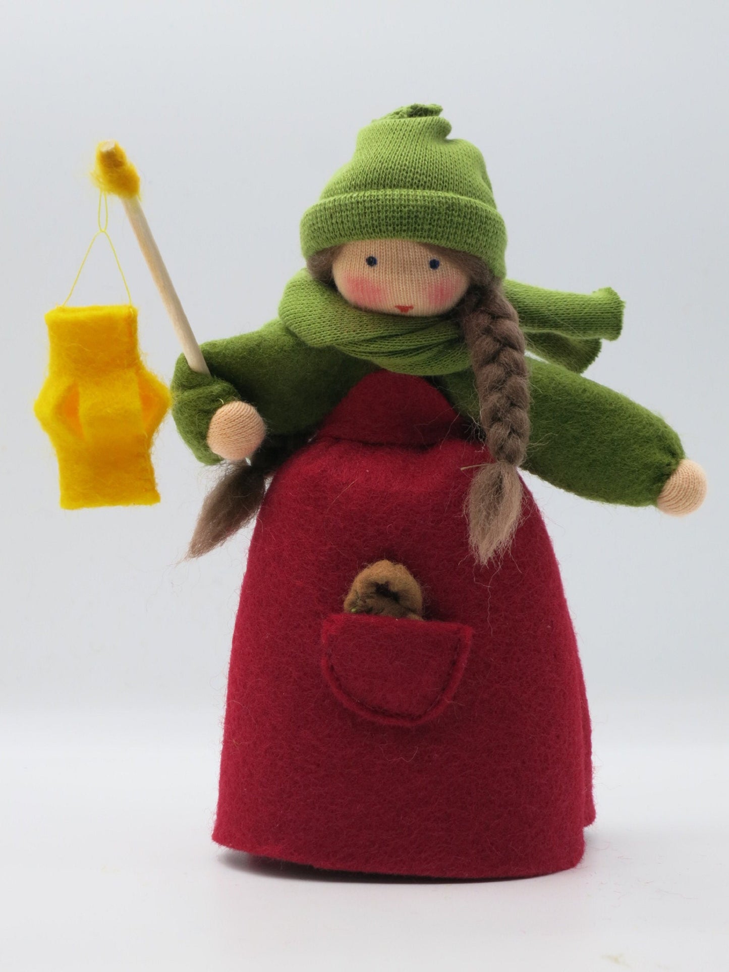 Laternenkind Maedchen Blumenkind aus Wollfilz mit gelber Laterne und Martinsbrezel in der Tasche, Sankt Martin, Art. HE2