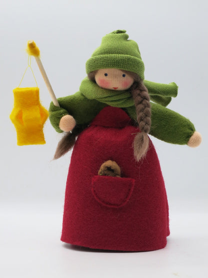 Laternenkind Maedchen Blumenkind aus Wollfilz mit gelber Laterne und Martinsbrezel in der Tasche, Sankt Martin, Art. HE2