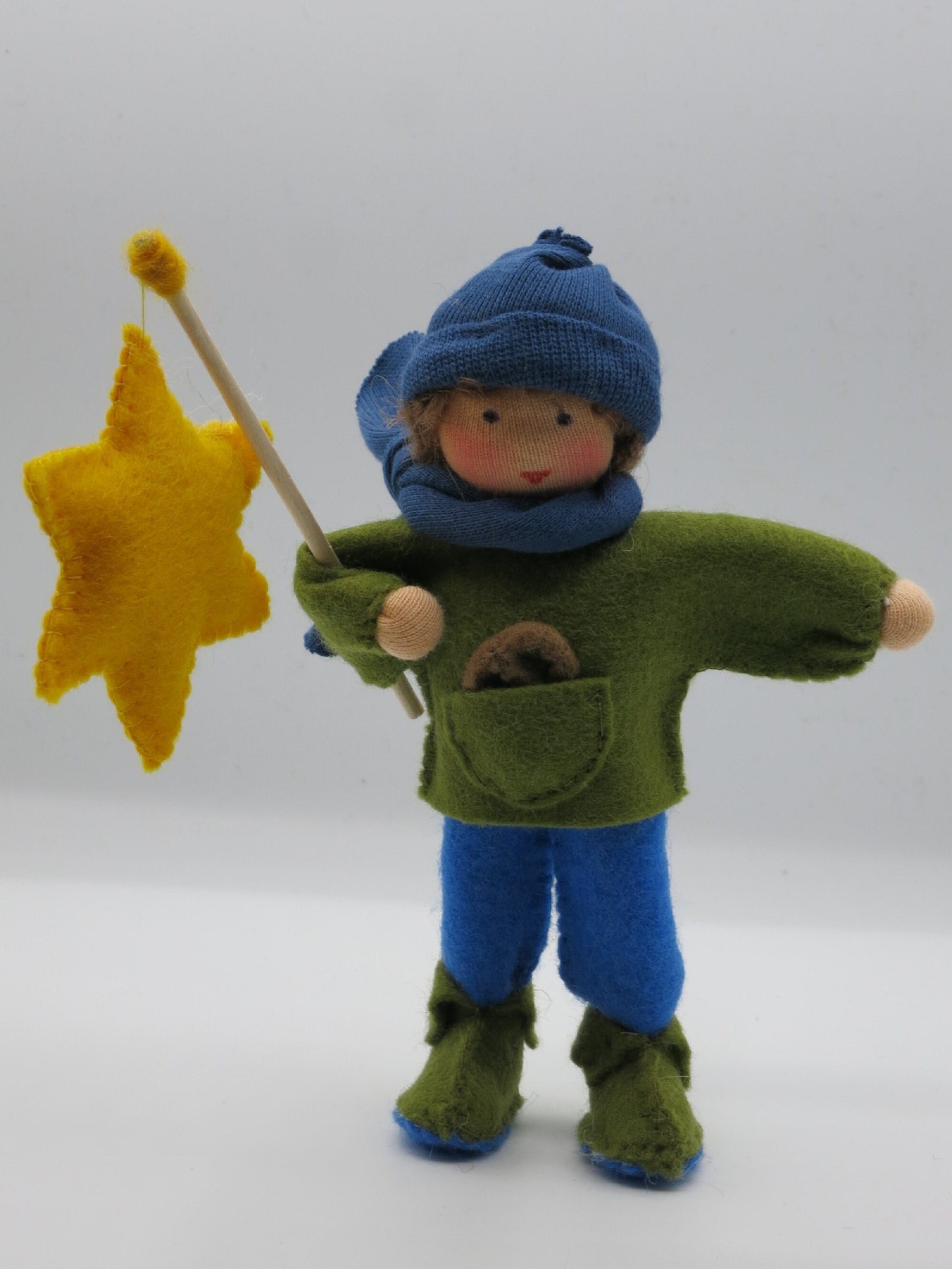 Laternenkind Junge Blumenkind aus Wollfilz mit gelbem Filzstern und Martinsbrezel in der Tasche, Art. HE2