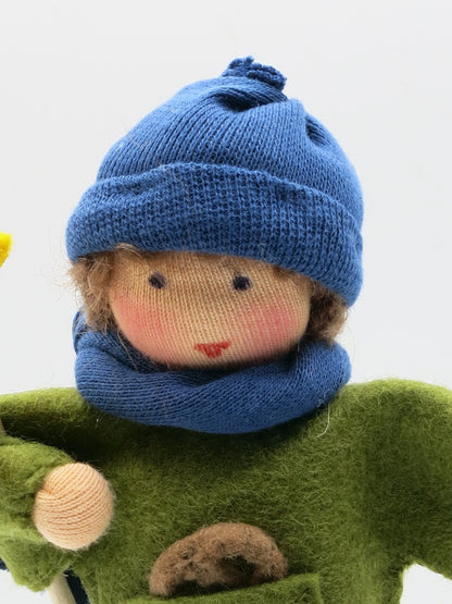 Laternenkind Junge Blumenkind aus Wollfilz, Rueckansicht mit Filzstern am Holzstab, Art. HE2