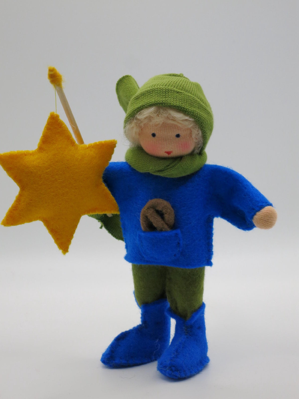 Laternenkind aus Wollfilz in Blau von vorn mit Sternlaterne, gefilzter Maus in der Brusttasche und blondem Haar.