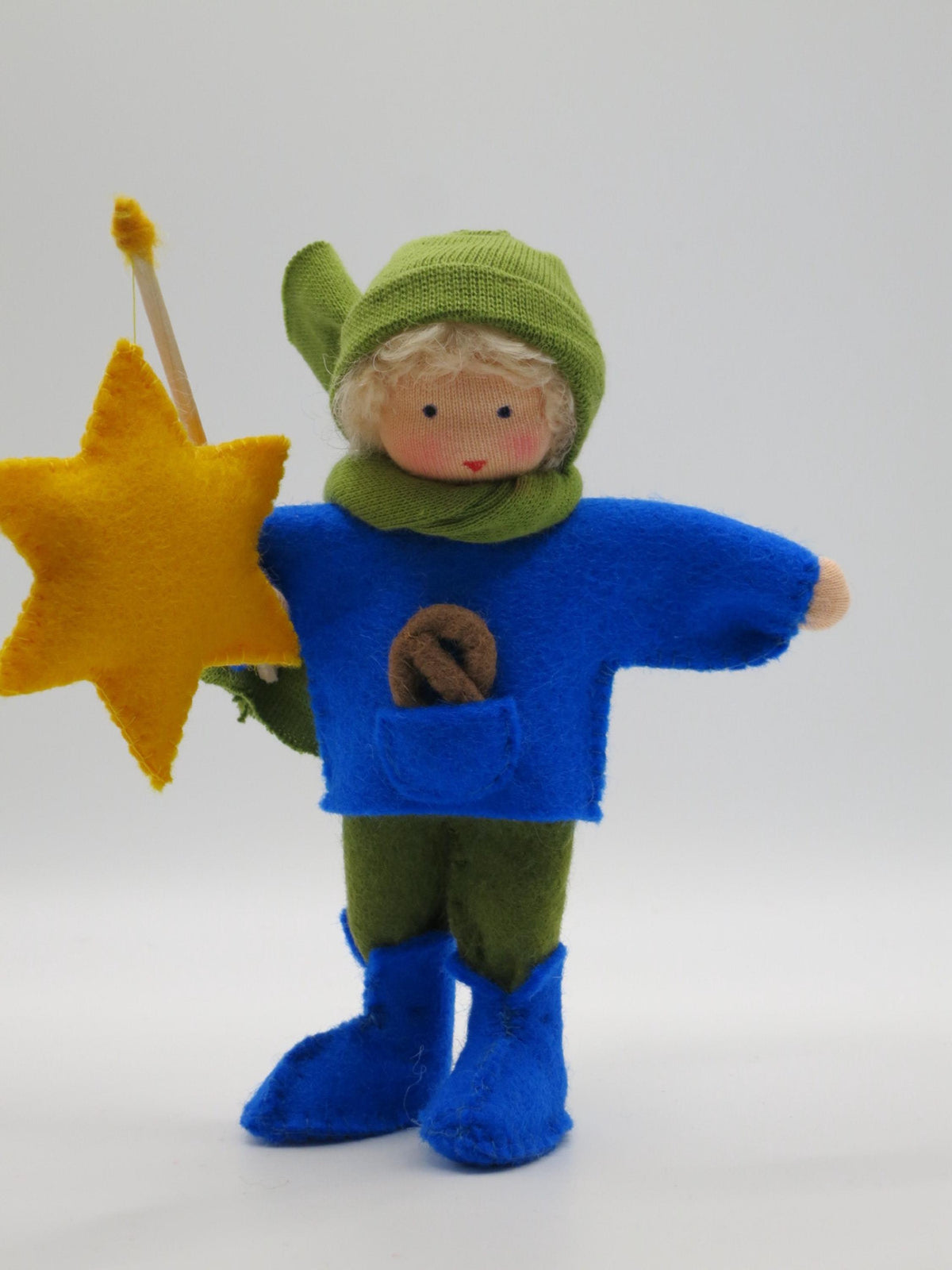 Laternenkind aus Wollfilz in Blau mit gelber Sternlaterne, olivgrüner Hose und blauen Filzstiefeln.