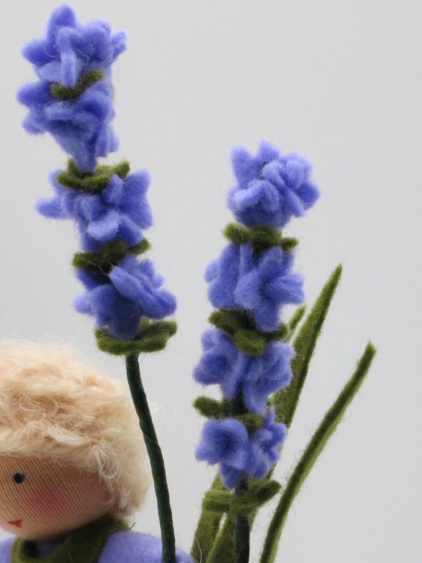 Detailaufnahme der lila Lavendelblüten aus Filz am Waldorf-Blumenkind