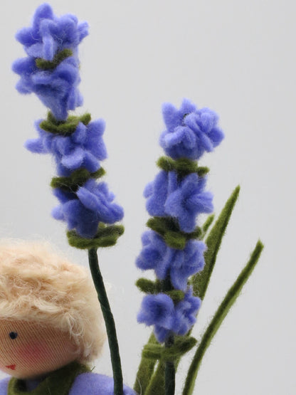 Detailaufnahme der lila Lavendelblüten aus Filz am Waldorf-Blumenkind
