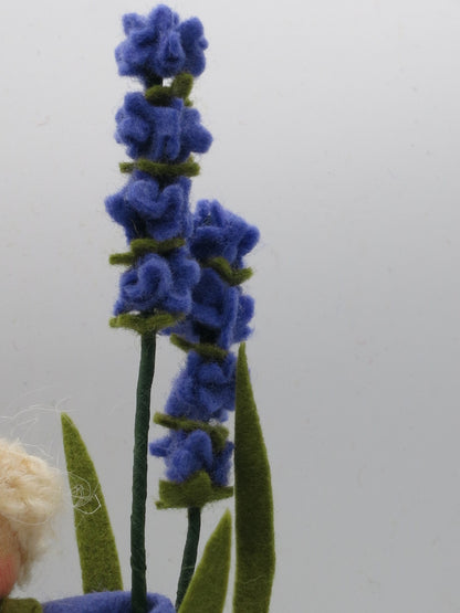 Nahaufnahme der lila Filzblütenrispen am Lavendel-Junge, Waldorf-Wollfilzfigur