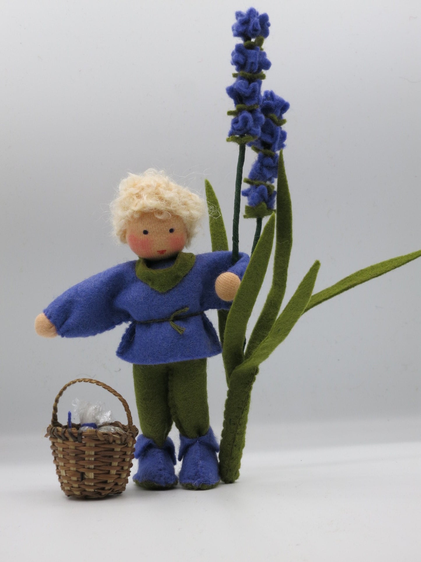 Lavendel-Junge aus Wollfilz mit lila Blütenrispe und Weidenkorb, Waldorf-Jahreszeitentisch Sommer