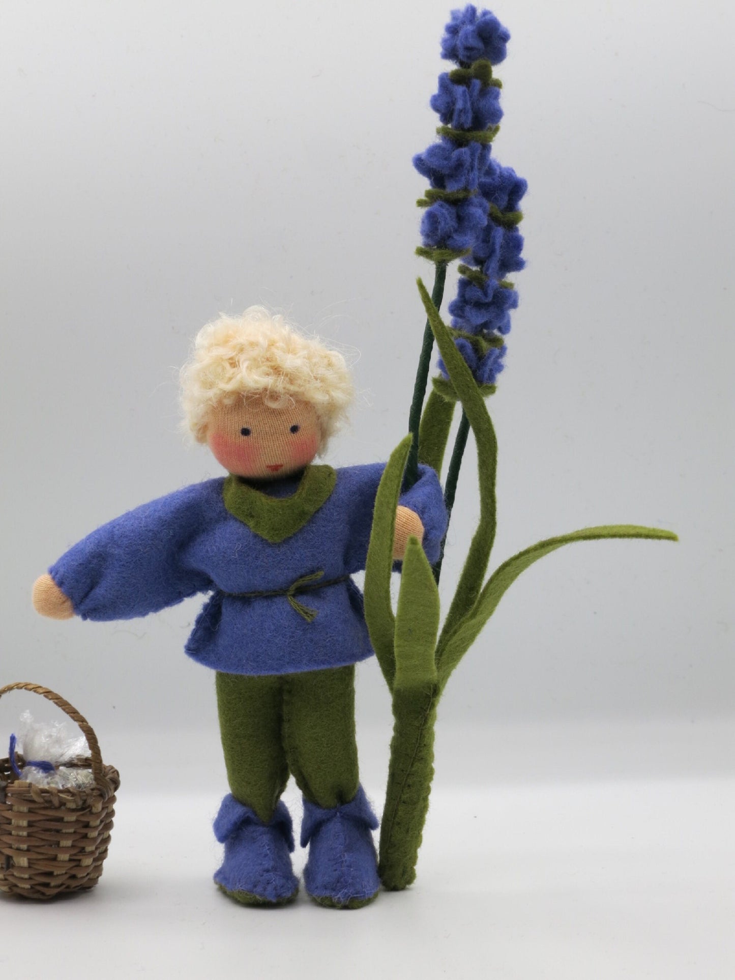 Lavendel-Junge aus Wollfilz mit Blütenrispe und Weidenkorb, Waldorf-Jahreszeitentisch Sommer