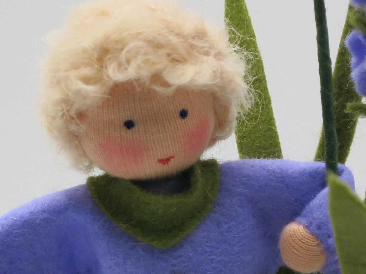 Gesichtsdetail des Lavendel-Jungen aus Wollfilz, Waldorf-Puppenfigur
