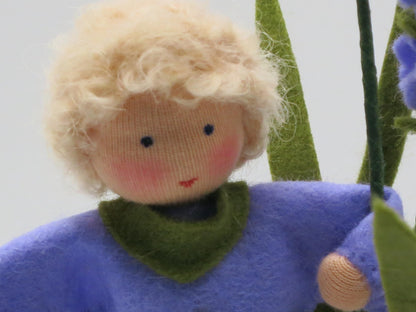 Gesichtsdetail des Lavendel-Jungen aus Wollfilz, Waldorf-Puppenfigur