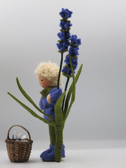 Lavendel-Junge aus Wollfilz mit Weidenkorb, Waldorf-Jahreszeitentisch Sommer