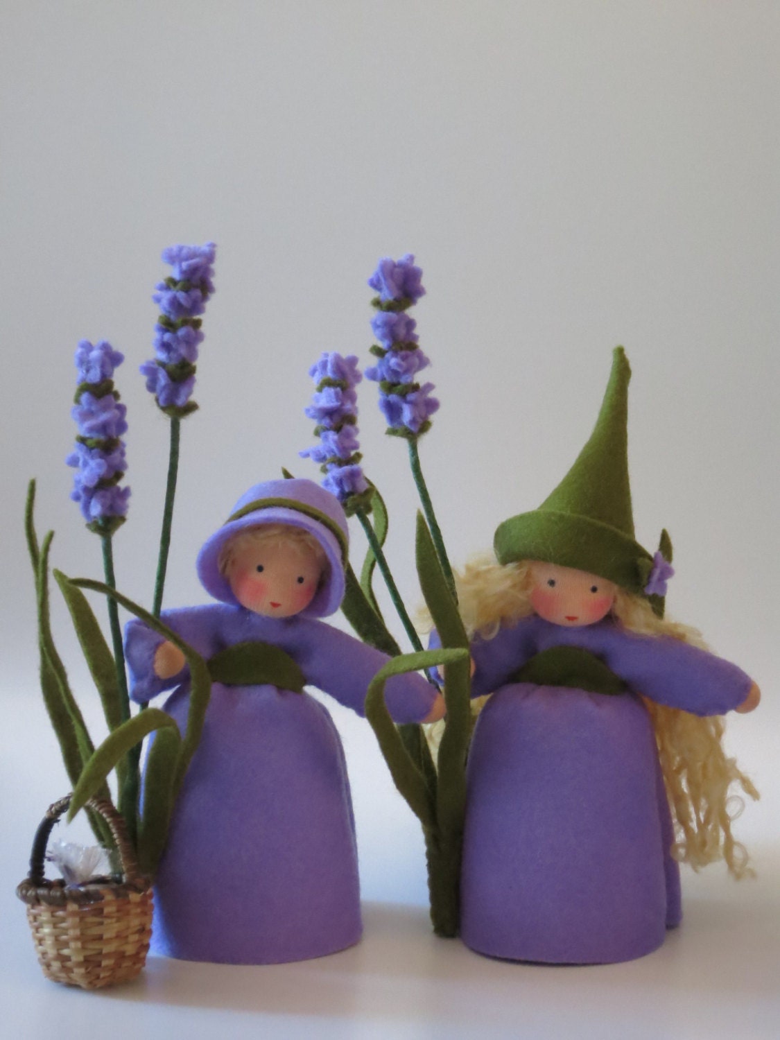 Lavendel-Mädchen als Blumenkind aus Wollfilz für den Waldorf Jahreszeitentisch, links mit rundem Hut und rechts mit Spitzhut.