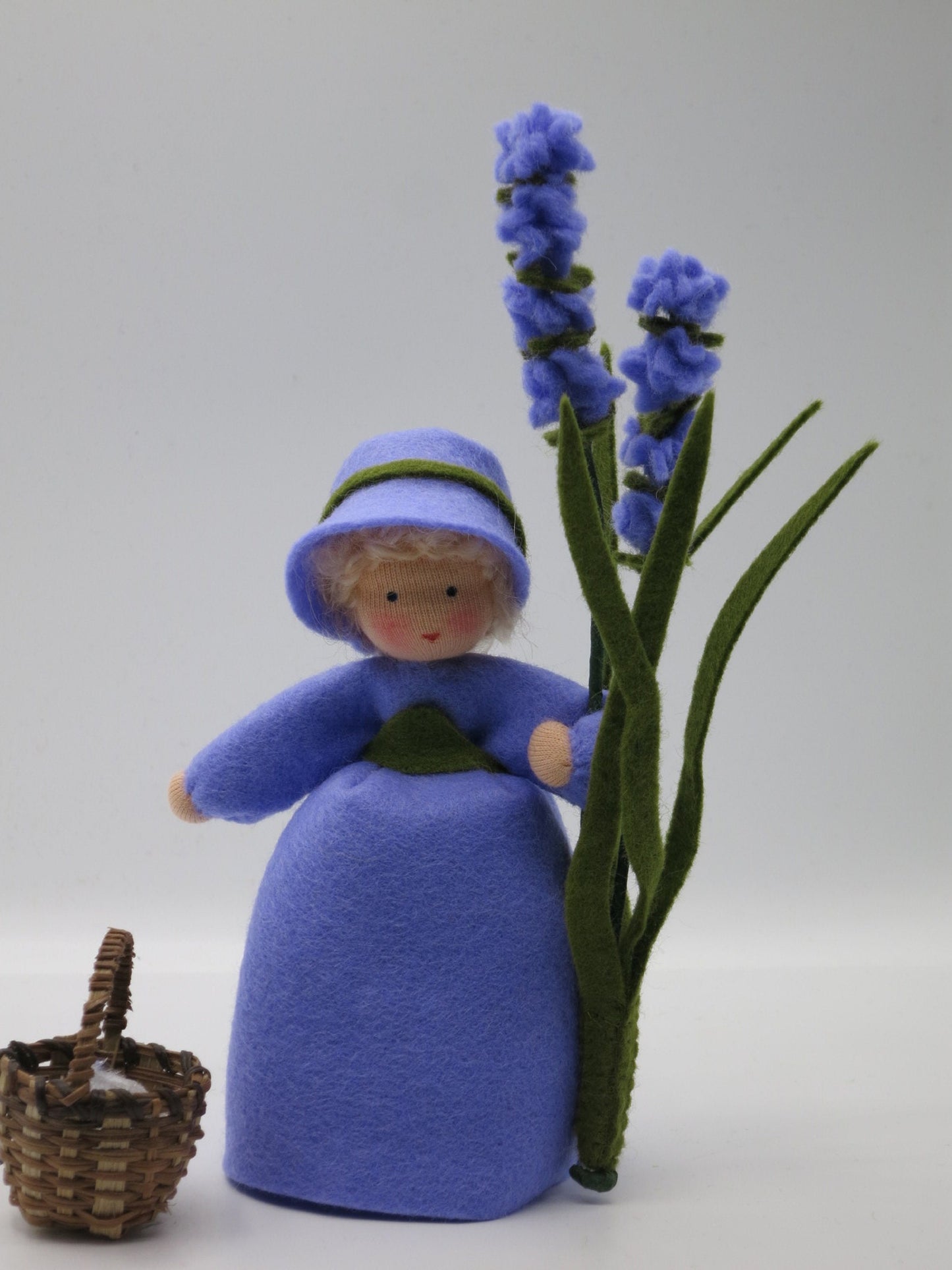 Porträt des Lavendel-Mädchens mit grünem Spitzhut und Lavendelähren.