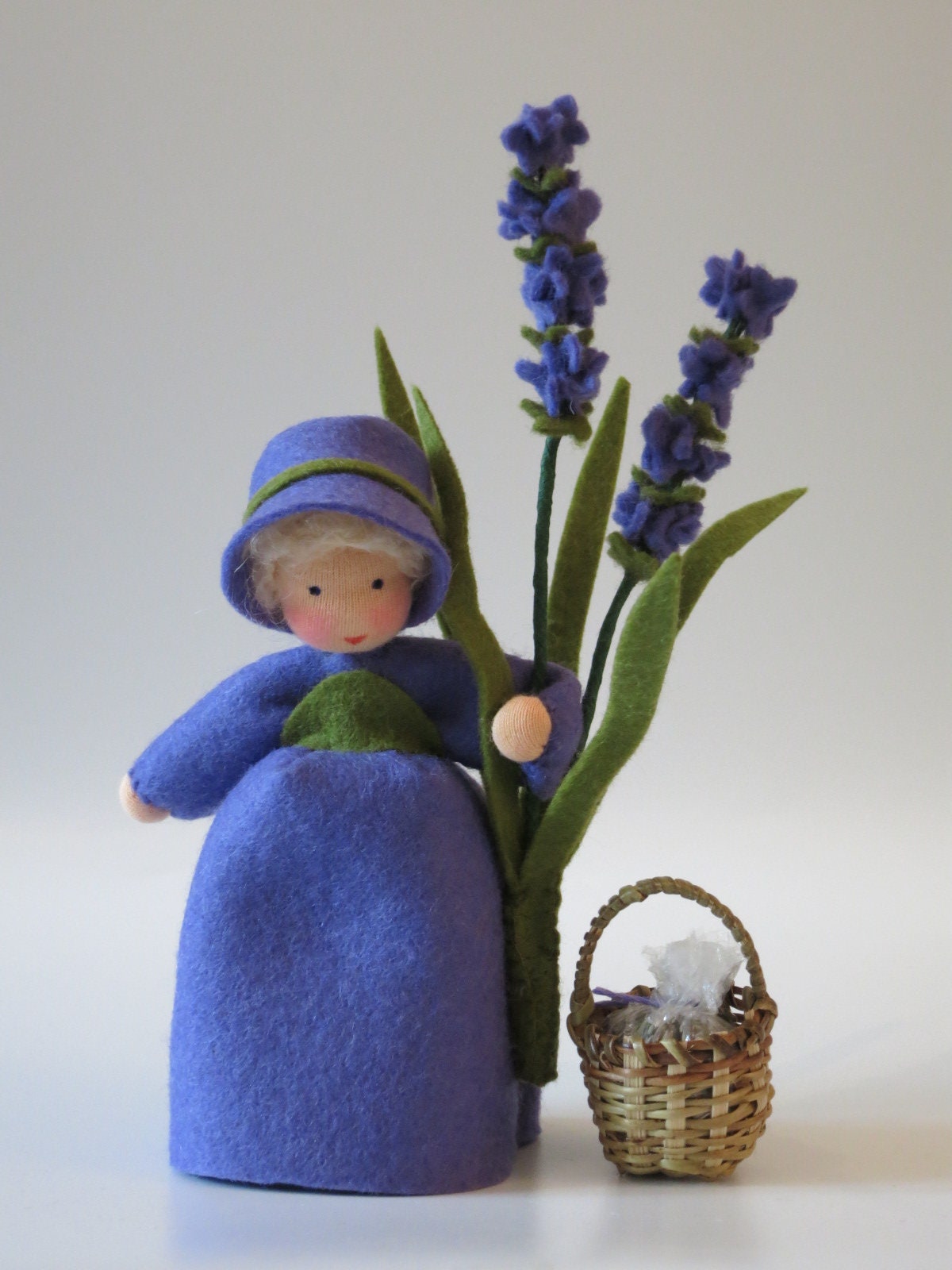 Rückansicht des Lavendel-Mädchens mit Hut und Lavendelähren.