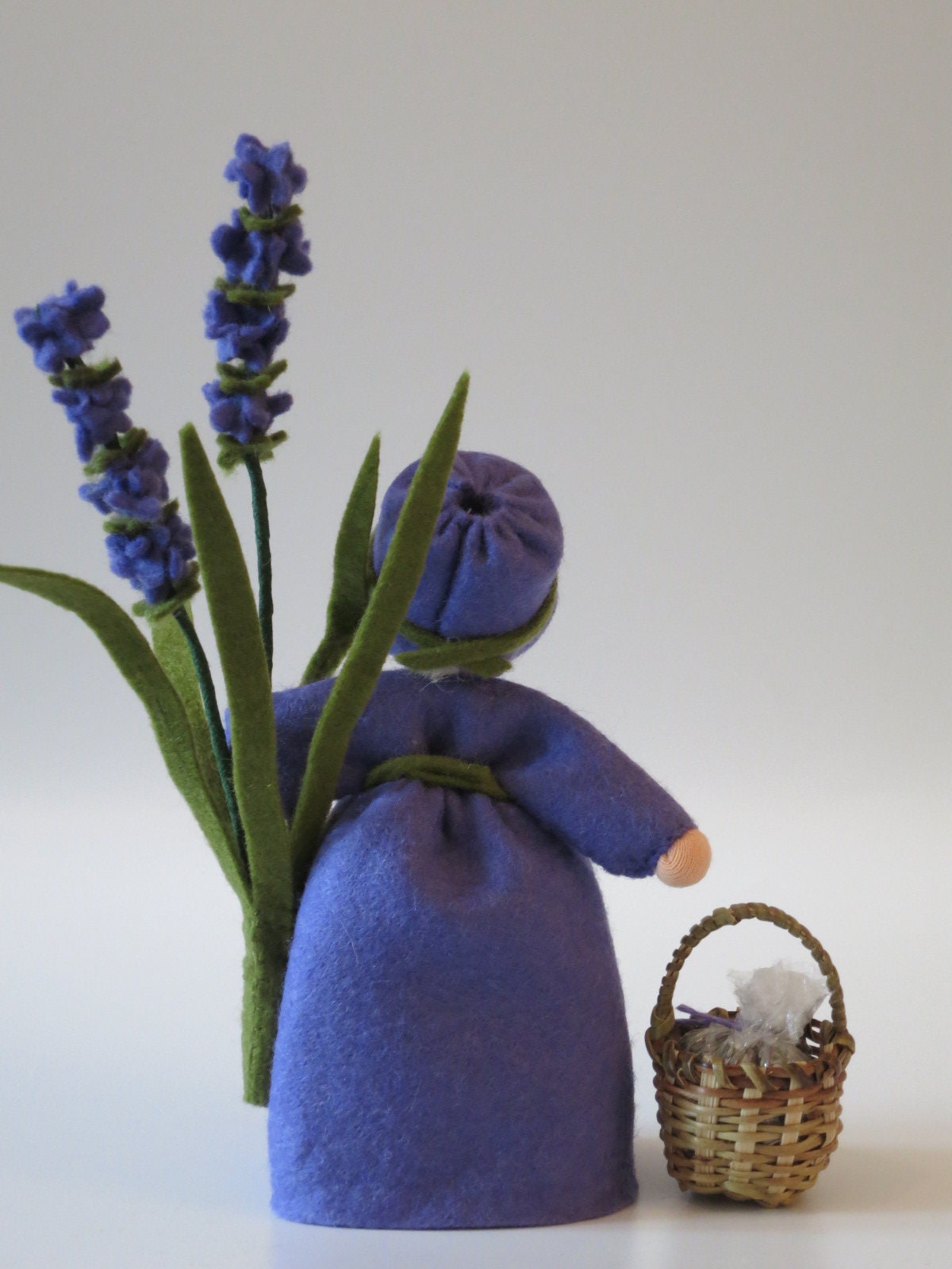 Lavendel-Mädchen mit rundem lila Hut und Lavendelähren, Gesamtansicht für den Waldorf Jahreszeitentisch.