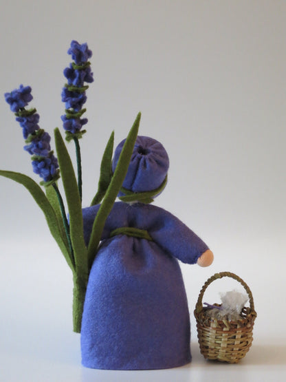 Lavendel-Mädchen mit rundem lila Hut und Lavendelähren, Gesamtansicht für den Waldorf Jahreszeitentisch.