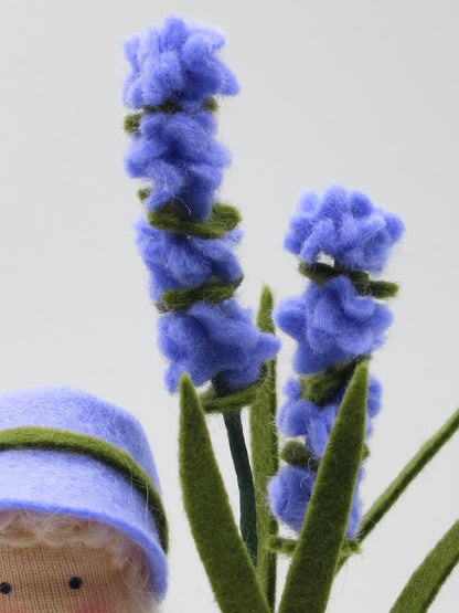 Seitenansicht des Lavendel-Mädchens mit lila Kleid und grünem Ärmel.