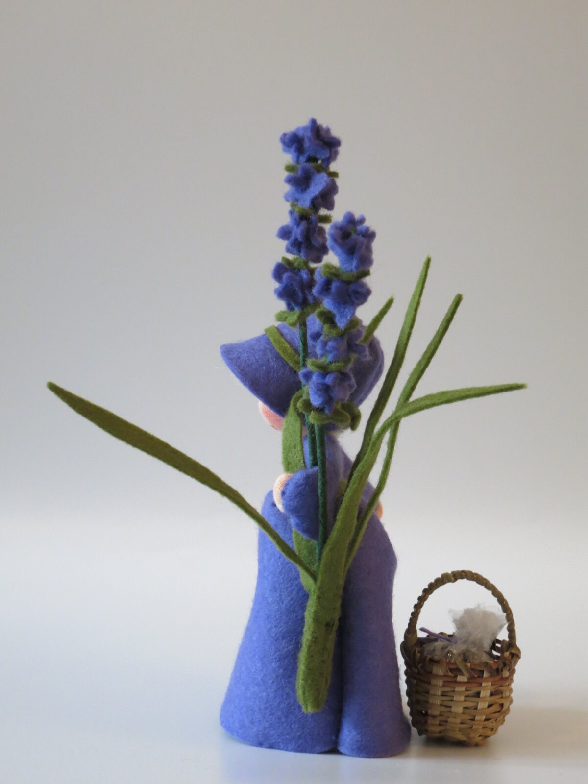 Lavendel-Mädchen mit grünem Spitzhut und Lavendelähren, Gesamtansicht.