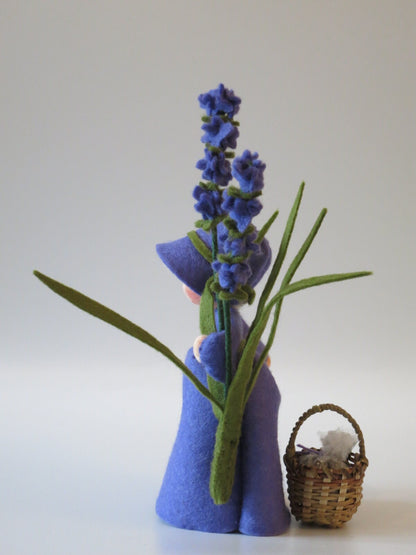 Lavendel-Mädchen mit grünem Spitzhut und Lavendelähren, Gesamtansicht.