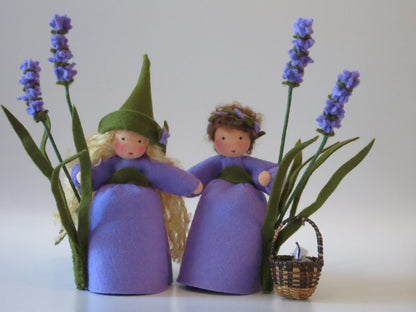 Lavendel-Mädchen mit Spitzhut und mit Rundhut nebeneinander, Wollfilzfiguren für den Jahreszeitentisch.