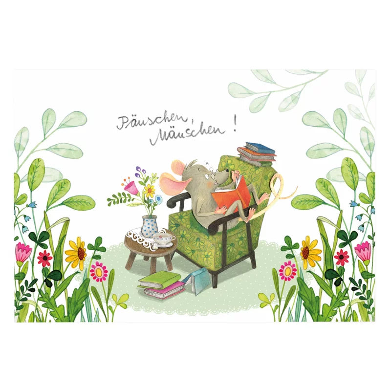 Postkarte mit lesender Maus im grünen Sessel, umgeben von Büchern und Wiesenblumen – Päuschen, Mäuschen PKGR23