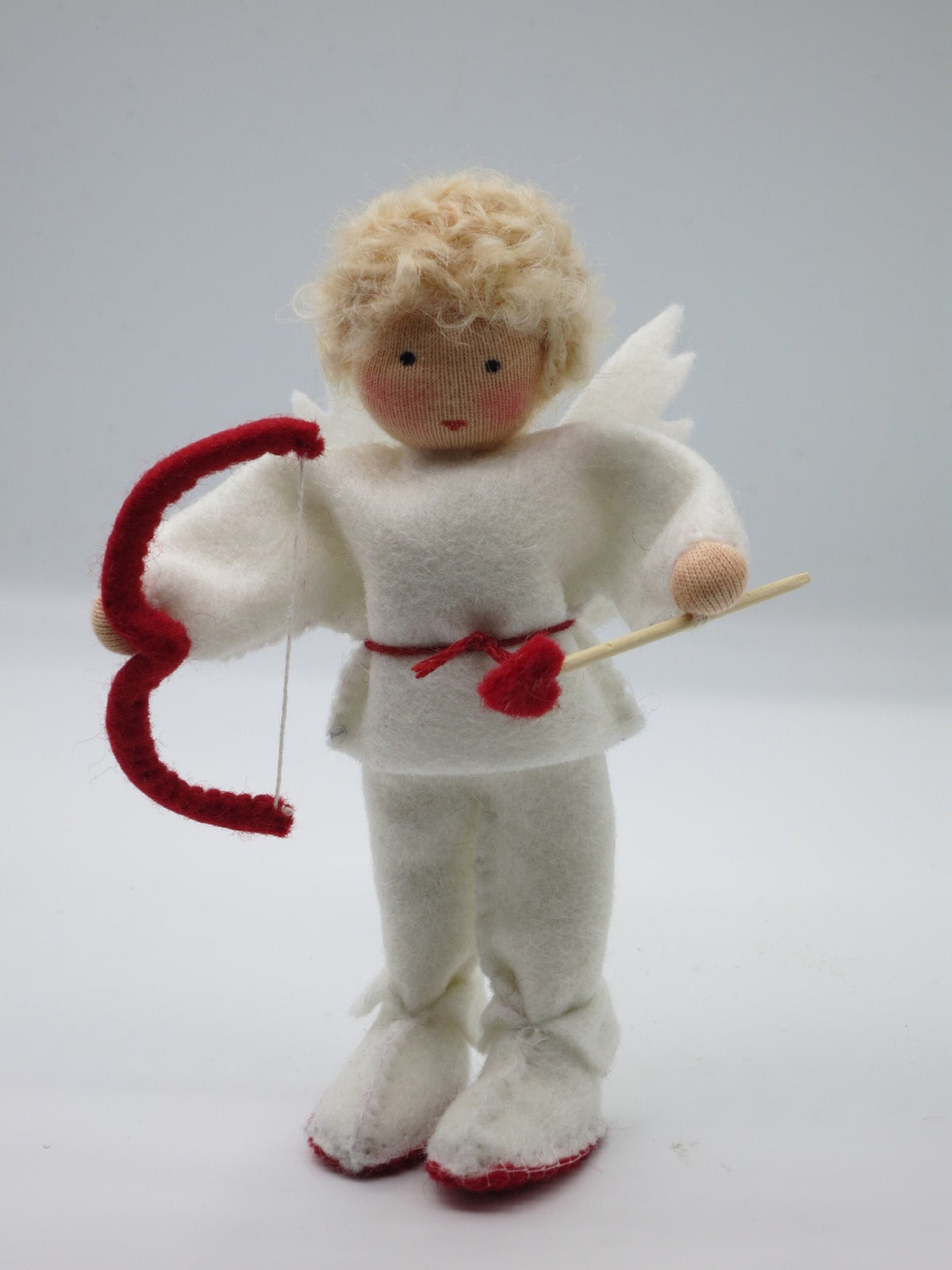 Liebesbote Amor Blumenkind mit rotem Bogen und Pfeil, Waldorf Jahreszeitentisch Valentinstag