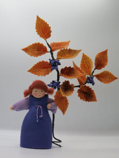 Liebesperlenstrauch Art. HE55 mit violetten Beeren und Herbstblättern, Waldorf-Blumenkind für den Jahreszeitentisch.