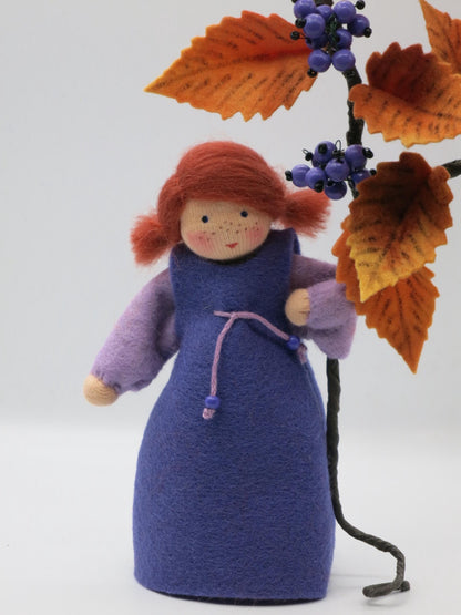 Liebesperlenstrauch Art. HE55, handgefertigtes Blumenkind aus Wollfilz mit lila Perlenbeeren und orangem Herbstlaub.