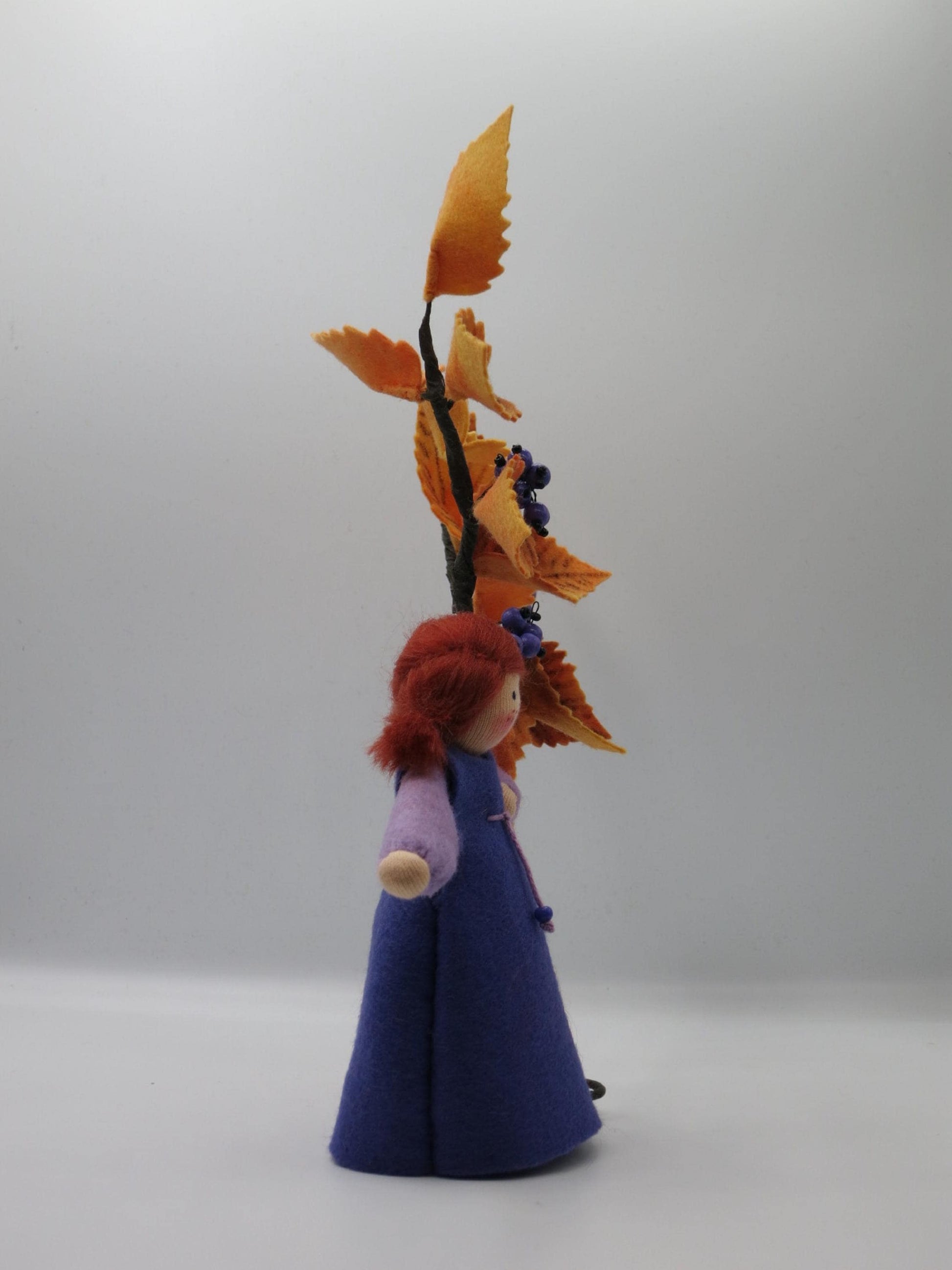 Seitliches Profil des Liebesperlenstrauchs Art. HE55 mit rotem Haar und violetten Perlenbeeren.