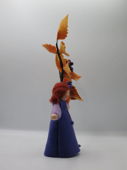 Seitliches Profil des Liebesperlenstrauchs Art. HE55 mit rotem Haar und violetten Perlenbeeren.