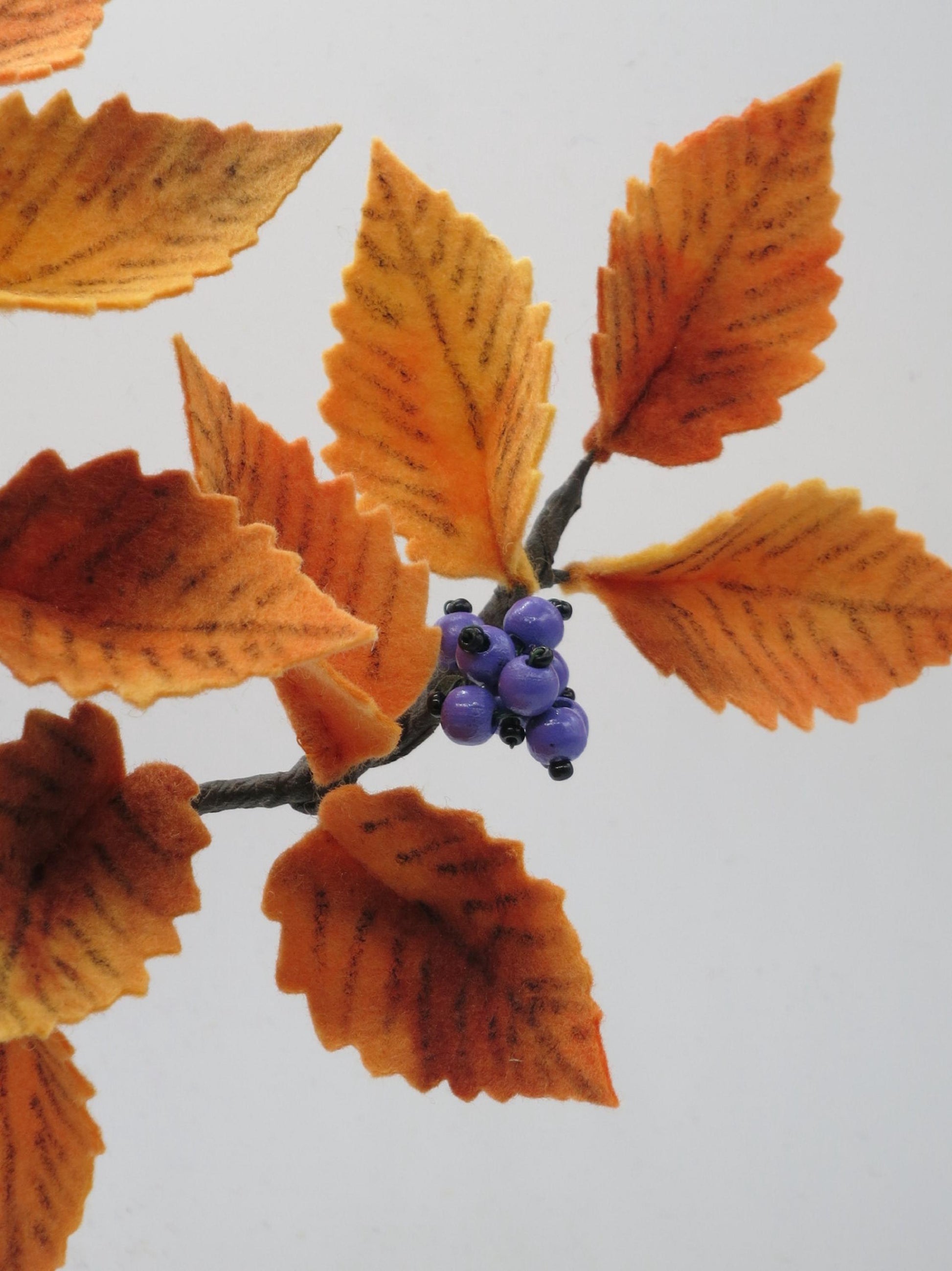 Detailaufnahme der lila Perlenbeeren am Zweig des Liebesperlenstrauchs Art. HE55, Callicarpa Herbstdeko.