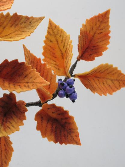 Detailaufnahme der lila Perlenbeeren am Zweig des Liebesperlenstrauchs Art. HE55, Callicarpa Herbstdeko.