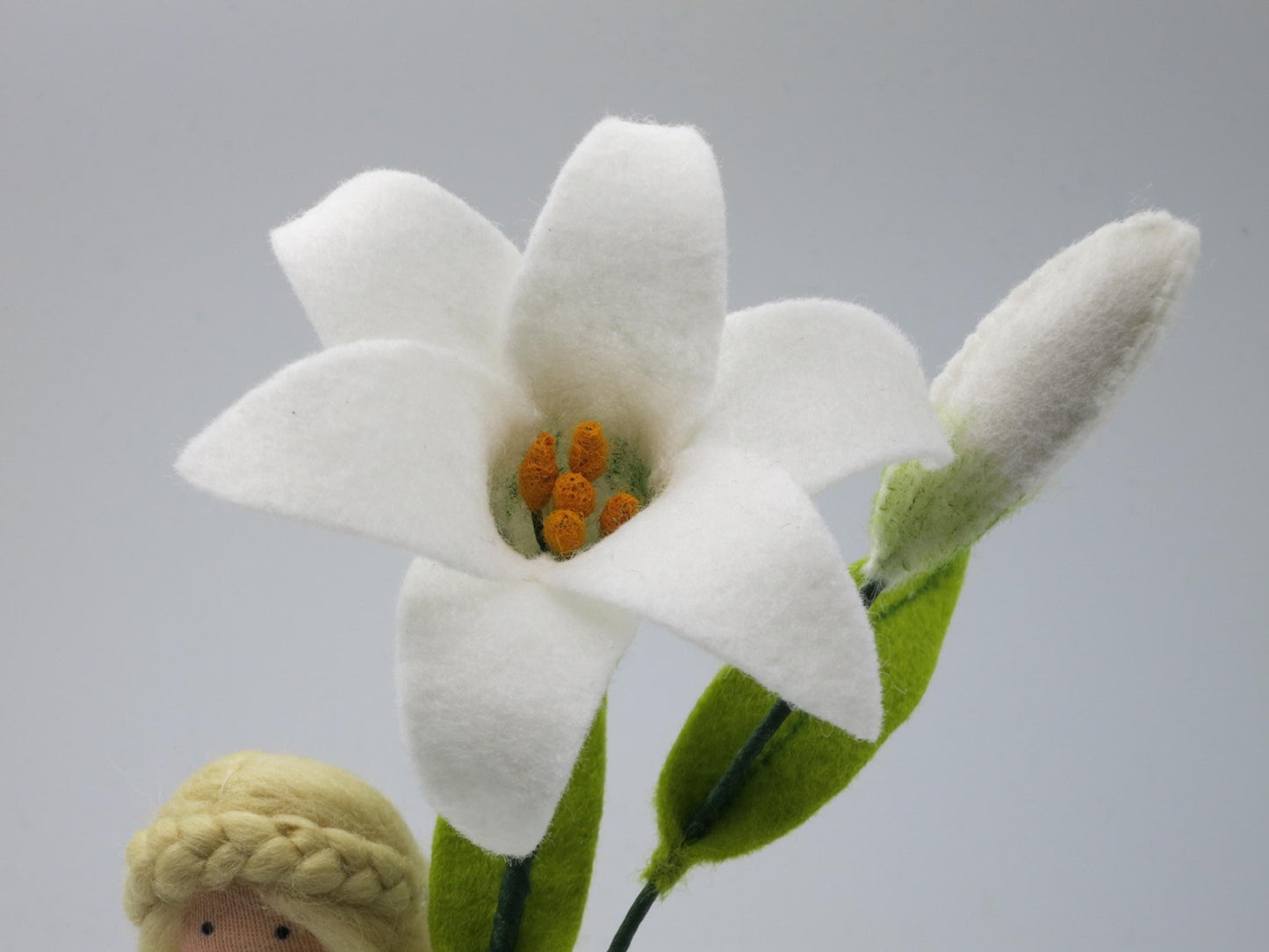 Nahaufnahme der geöffneten Lilienblüte und Knospe aus Filz, Waldorf-Blumenkind