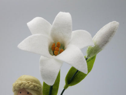 Nahaufnahme der geöffneten Lilienblüte und Knospe aus Filz, Waldorf-Blumenkind