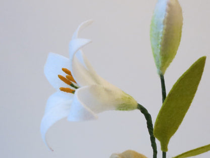 Nahaufnahme der Lilienblüte aus Filz mit orangen Staubgefäßen am Waldorf-Blumenkind