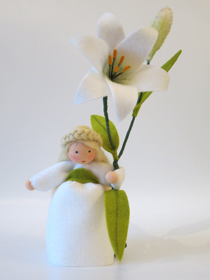 Lilie-Blumenkind aus Wollfilz mit weißer Blüte und orangen Staubgefäßen, Waldorf-Jahreszeitentisch Sommer