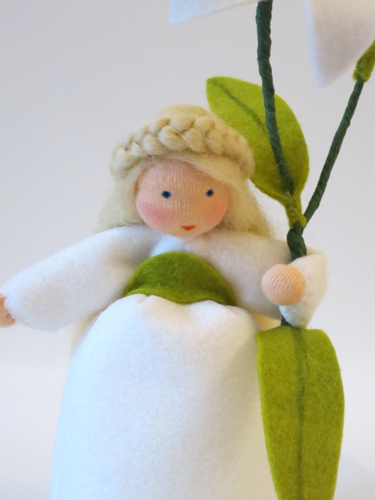 Gesichtsdetail des Lilie-Blumenkindes aus Wollfilz, Waldorf-Wollfilzfigur