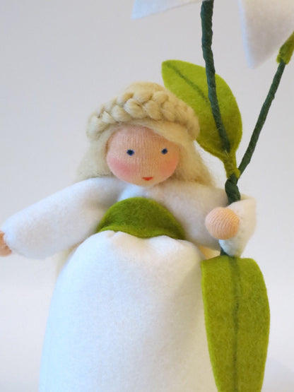Gesichtsdetail des Lilie-Blumenkindes aus Wollfilz, Waldorf-Wollfilzfigur