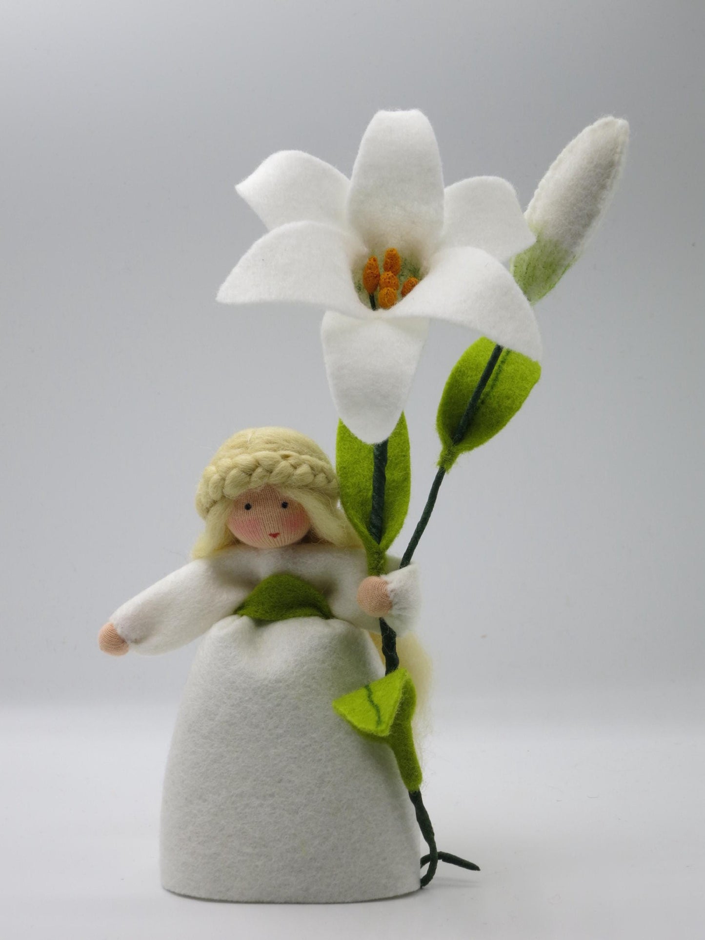 Porträt Lilie-Blumenkind mit geflochtenem Zopfkranz, Waldorf-Puppenfigur