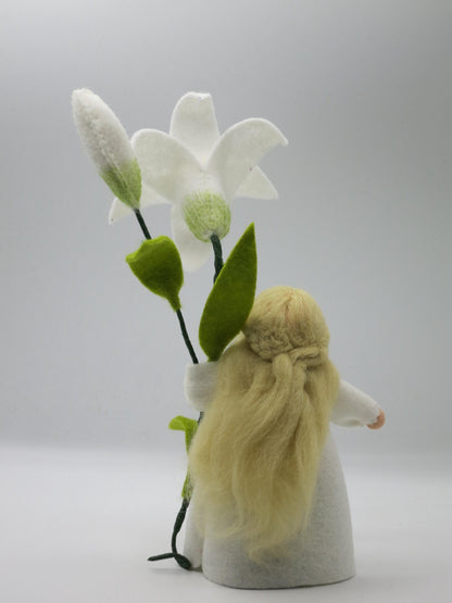 Rückansicht des Lilie-Blumenkindes mit langem blondem Haar, Waldorf-Jahreszeitentisch