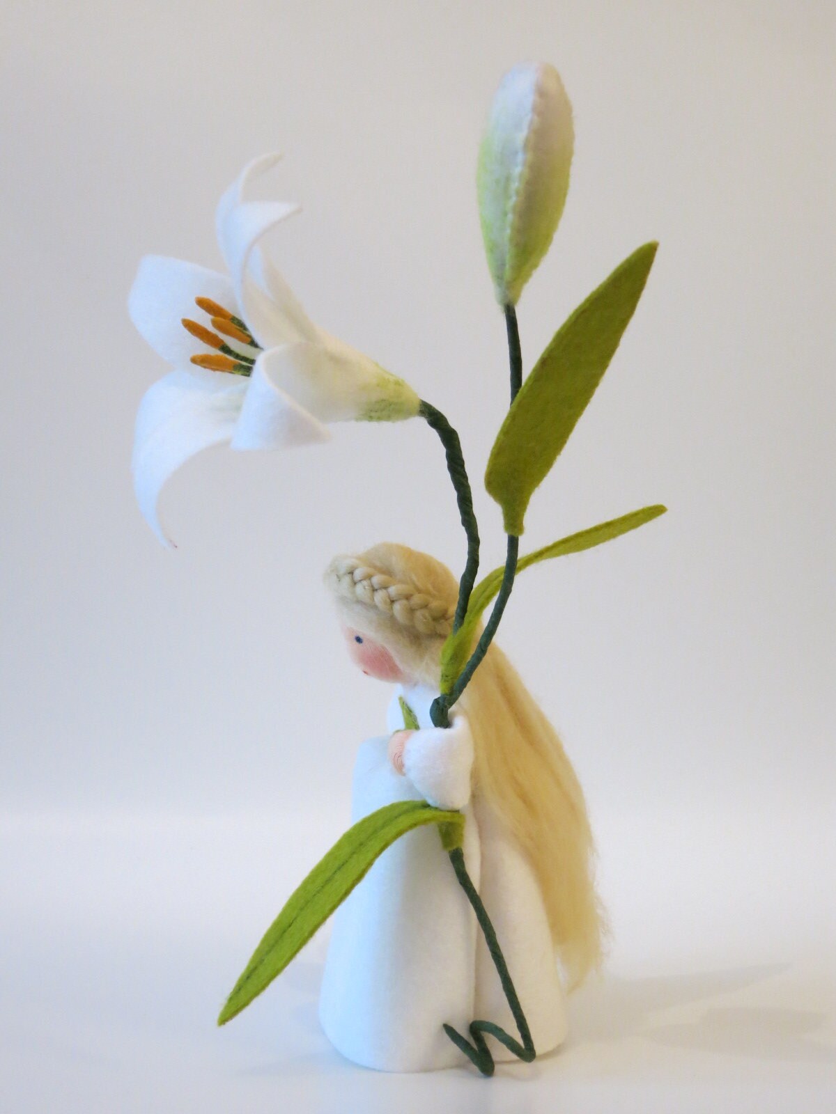 Lilie-Blumenkind aus Wollfilz mit Blüte und Knospe, Waldorf-Jahreszeitentisch Sommer
