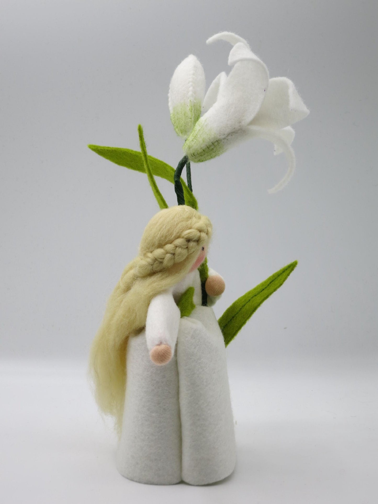 Seitenansicht Lilie-Blumenkind aus Wollfilz mit langem Haar und Blütenknospe, Waldorf-Handarbeit