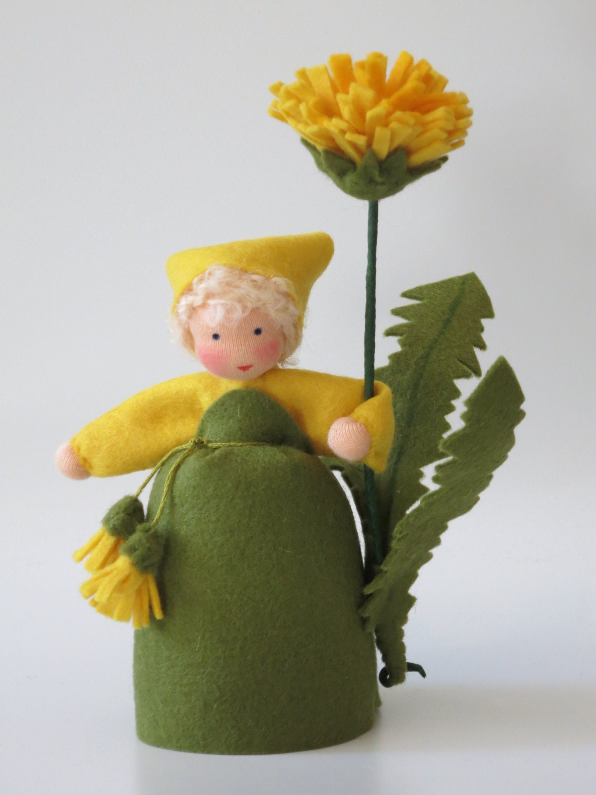 Löwenzahn-Blumenkind aus Wollfilz mit gelber Blütenkugel, Waldorf-Jahreszeitentisch Sommer